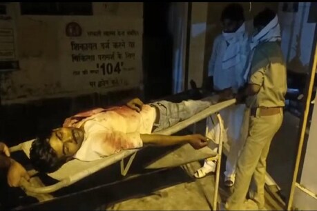 बदमाशों के द्वारा चाकू मारने के बाद अस्पताल में पीड़ित.
