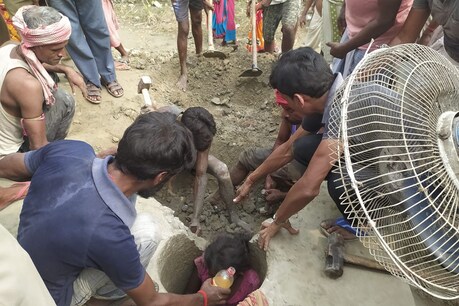 रेलवे के गड्ढे में गिरकर तड़प रही थी बच्ची, 4 घंटे की मशक्कत के बाद ग्रामीणों ने निकाला बाहर रेलवे के गड्ढे में गिरकर तड़प रही थी बच्ची, 4 घंटे की मशक्कत के बाद ग्रामीणों ने निकाला बाहर
