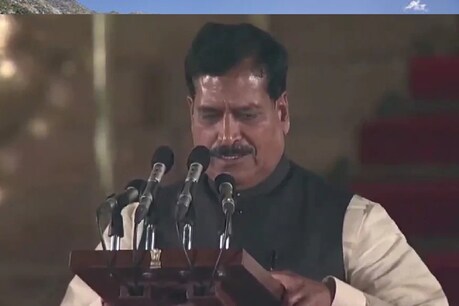 केंद्रीय मंत्री सुरेश अंगड़ी की कोरोना वायरस संक्रमण के चलते मृत्यु हो गई है.