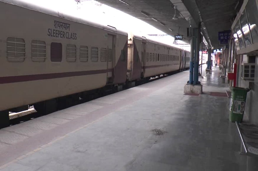 PHOTOS: किसान आंदोलन के चलते 3 दिन पंजाब जाने वाली 26 अप और डाउन ट्रेनें  रद्द-26 trains cancelled due to farmers protest over agricultural bill hrrm  | ambala - News in Hindi -