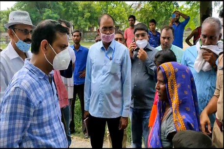 भदोही में दो बच्चों के साथ पानी की टंकी पर चढ़ी महिला, जानें क्या है पूरा मामला भदोही में दो बच्चों के साथ पानी की टंकी पर चढ़ी महिला, जानें क्या है पूरा मामला