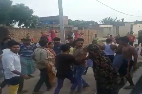 बदायूं: पुरानी रंजिश में भिड़े दो गुट, मारपीट का वीडियो वायरल, 3 गिरफ्तार बदायूं: पुरानी रंजिश में भिड़े दो गुट, मारपीट का वीडियो वायरल, 3 गिरफ्तार