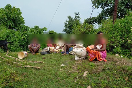 बिन ब्याही लड़की के गर्भवती होने पर दबंगों का कहर, पूरे परिवार को गांव से बाहर निकाला बिन ब्याही लड़की के गर्भवती होने पर दबंगों का कहर, पूरे परिवार को गांव से बाहर निकाला