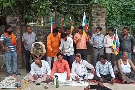 वाराणसी: विश्वकर्मा पूजा पर छुट्टी की मांग को लेकर सामूहिक मुंडन, सरकार पर लगाया ये आरोप वाराणसी: विश्वकर्मा पूजा पर छुट्टी की मांग को लेकर सामूहिक मुंडन, सरकार पर लगाया ये आरोप