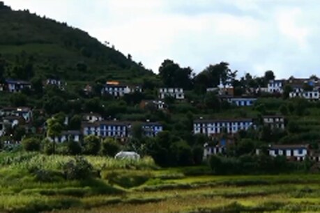 उत्तराखंड के पहाड़ पर जंगली जानवरों और बंदरों से किसान परेशान हैं. क्योंकि उनकी खेती को नुकसान पहुंचाया जाता है.
