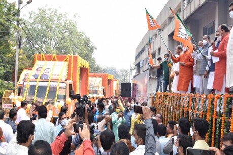 वीडियो रथों पर सिर्फ शिवराज और प्रदेश बीजेपी अध्यक्ष वी डी शर्मा की फोटो है.