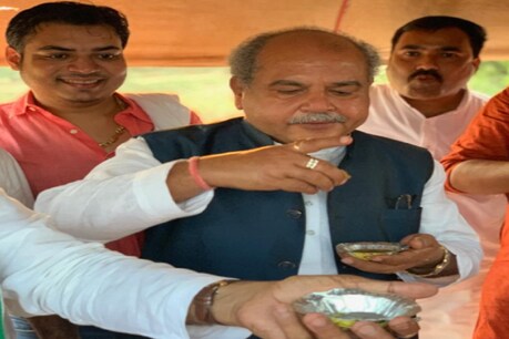 तोमर (Tomar) पिछले कुछ दिनों से ग्वालियर चंबल में मंडल सम्मेलनों में शामिल होकर बीजेपी(BJP) के बूथ स्तर की टीम को रिचार्ज कर रहे हैं