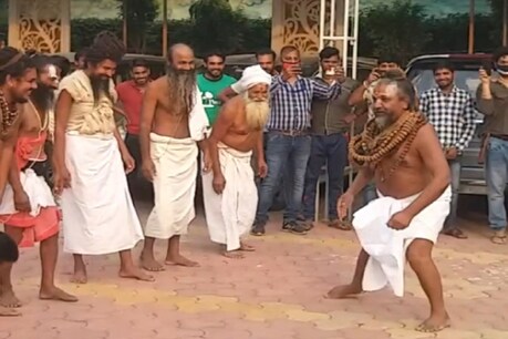 कम्प्यूटर बाबा हमेशा सुर्खियों में रहते हैं.
