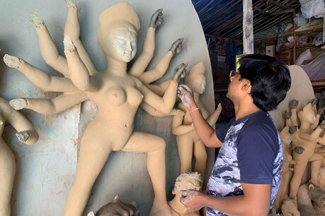 दुर्गा पूजा: Corona-Lockdown के चलते 5 फीट का रह गया 19 फीट की मूर्ति वाला ऑर्डर दुर्गा पूजा: Corona-Lockdown के चलते 5 फीट का रह गया 19 फीट की मूर्ति वाला ऑर्डर