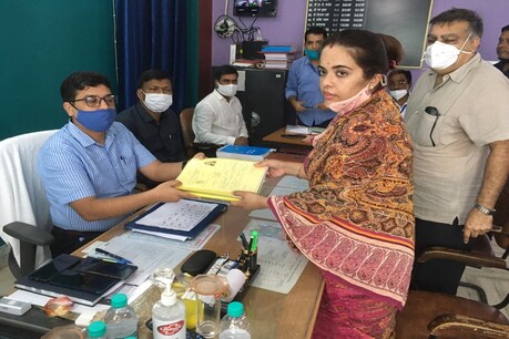 बिहारीगंज सीट से नामांकन करती शरद यादव की बैटी