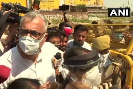 LIVE: हाथरस में पीड़िता के गांव जाने से पुलिस ने रोका, धक्का-मुक्की में गिरे TMC सांसद LIVE: हाथरस में पीड़िता के गांव जाने से पुलिस ने रोका, धक्का-मुक्की में गिरे TMC सांसद