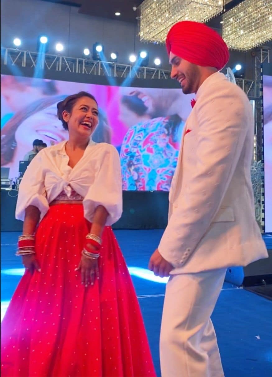 इस दौरान दोनों रेड एंड व्हाइट कॉमबिनेशन में नजर आए. नेहा ने हाथोें में खूबसूरत लाल चूड़ा भी पहना हुआ था. (Image: Viral Bhayani)