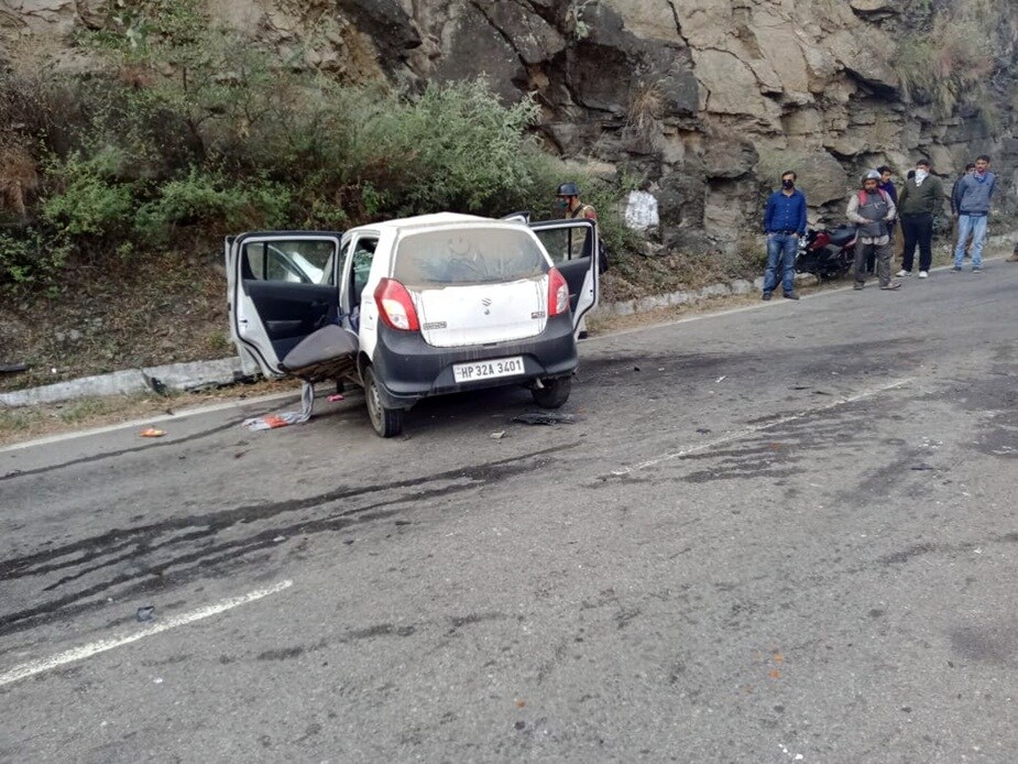  जानकारी के अनुसार, शिमला से 80 किमी दूर कुमारसैन के खेखर में हाईवे पर एक ऑल्टो कार और ट्रक में टक्कर हो गई. हादसे में कार सवार शख्स की मौत हो गई, जबकि कार में सवार दो लड़कियों सहित तीन लोग घायल हैं. हादसे की सूचना के बाद पुलिस मौके पर पहुंची है. हादसे में यशवंत (41) पुत्र चुर राम गांव संगलवाडा थुनाग मंडी की मौके पर ही मौत हो गई. जबकि गाड़ी चालक नारायण सिंह(46) पुत्र हिरदया राम गांव धवारा थुनाग, चेतन लता(16) पुत्री यशवंत संगलवाडा थुनाग, ज्योति(14) पुत्री यशवंत संगलवाडा थुनाग मंडी हादसे में घायल है..