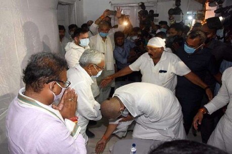 मंगलवार को रामविलास पासवान के श्राद्ध कर्म में नीतीश कुमार का आशीर्वाद लेते चिराग पासवान