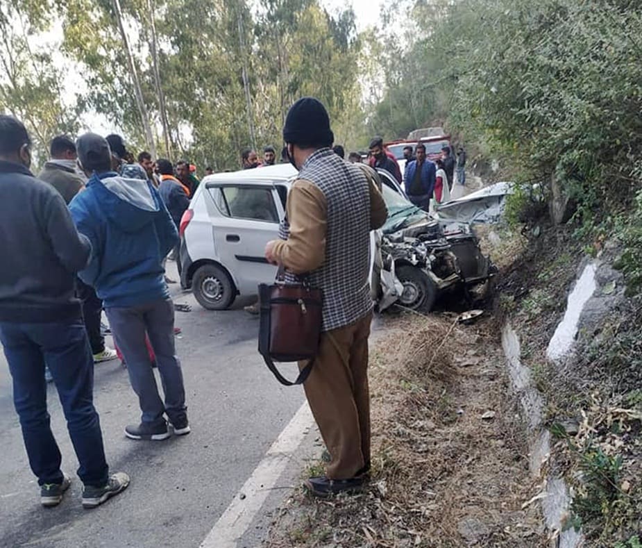  शिमला पुलिस के अनुसार, हादसे में एक शख्स की मौत हुई है, जबकि तीन लोग घायल हैं. पुलिस सूचना मिलने के बाद मौके के लिए रवाना हो गई है.