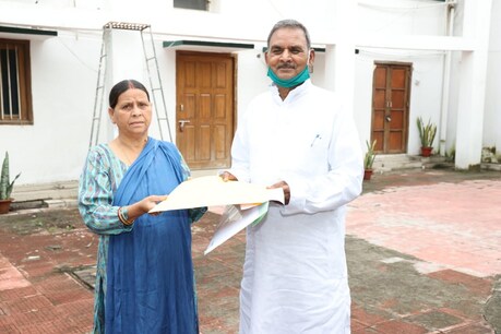 पटना में पार्टी के उम्मीदवार को सिंबल देतीं राबड़ी देवी