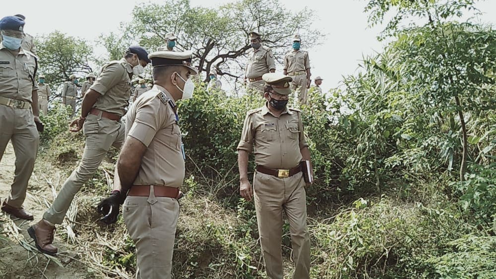cm yogi adityanath, crime in up, woman dead body in box, dead body of woman found in box in gorakhpur, murder in gorakhpur, gorakhpur latest crime news, up police, बंद बक्से में महिला की लाश, हत्या, हत्या कर फेंकी लाश, यूपी पुलिस