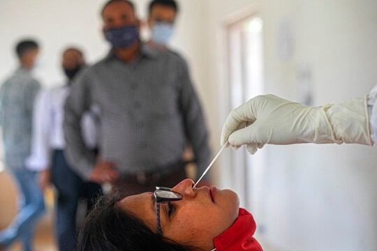 देश में कोरोना से 68 लाख से ज्यादा लोग ठीक हो चुके हैं. (AP Photo/Anupam Nath)