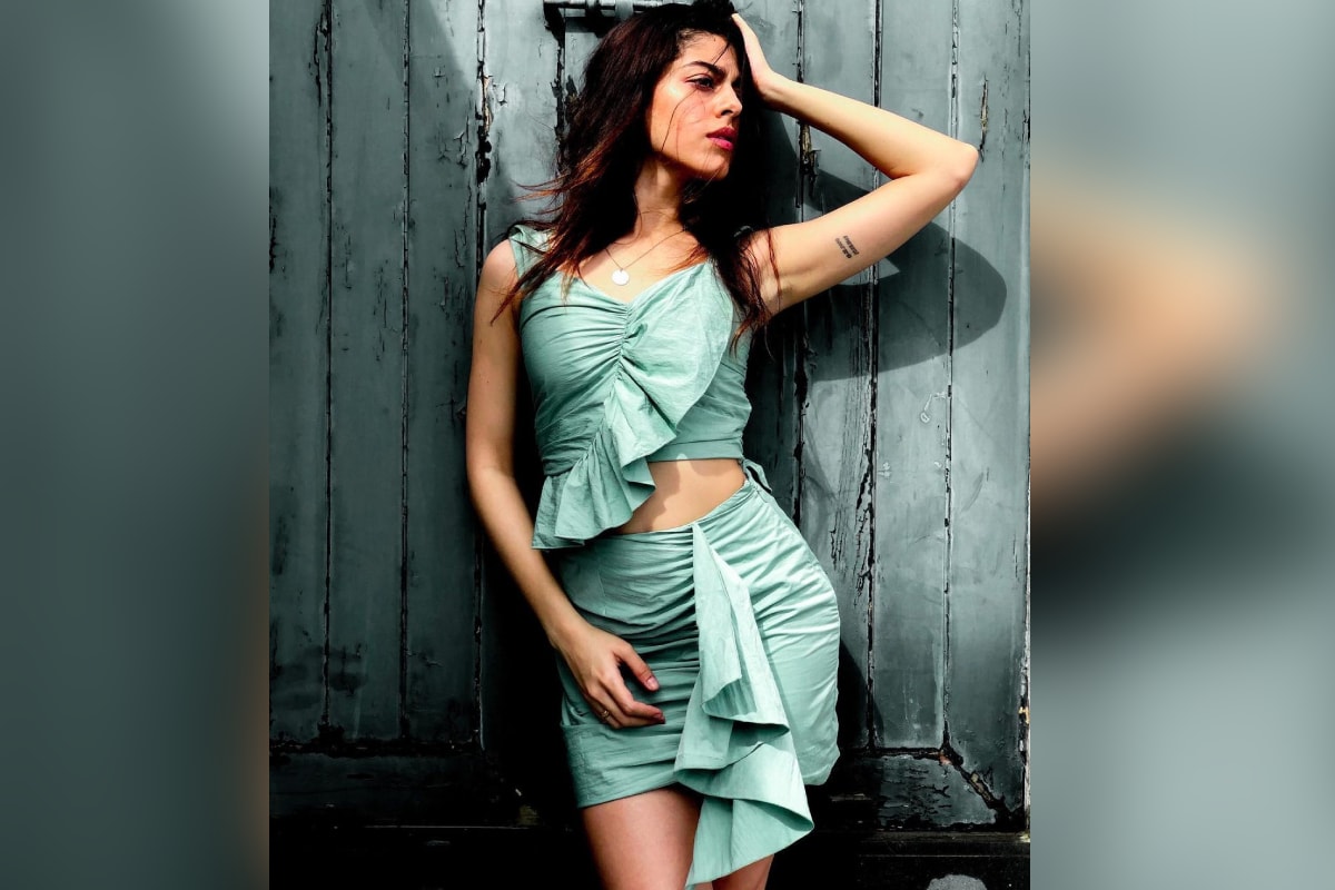 बता दें, अलाया बॉलीवुड अभिनेत्री पूजा बेदी की बेटी हैं और सोशल मीडिया पर अलाया की चाहने वालों की कमी नहीं है. इस्टाग्राम पर अलाया को 8 लाख से ज्यादा लोग फॉलो करते हैं. (फोटो साभारः Instagram @alaya.f)