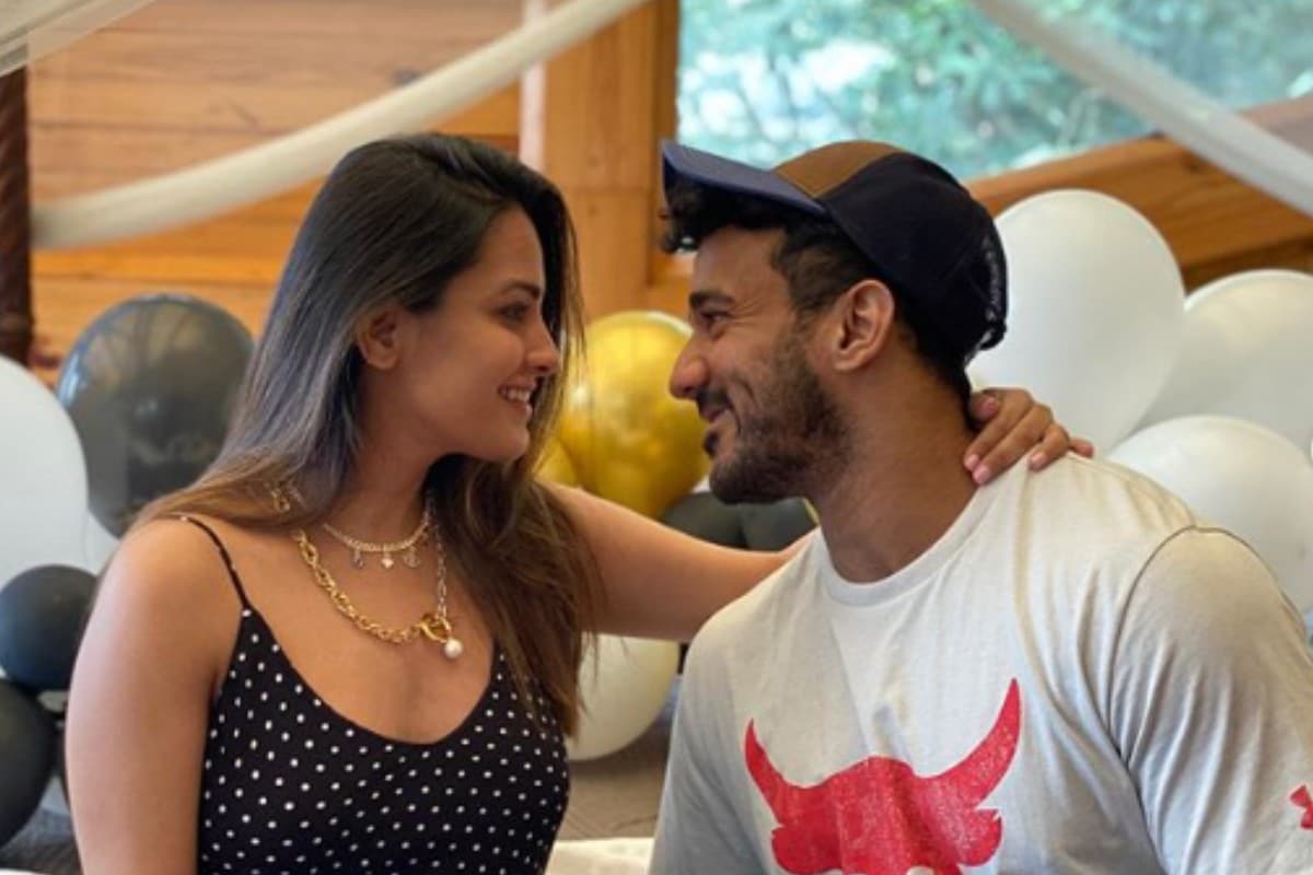  अनीता हसनंदानी (Anita Hassanandani) ने इन तस्वीरों को अपने इंस्टाग्राम अकाउंट पर शेयर किया है, जिसमें वो अपने पति के साथ नजर आ रही हैं. फोटो साभार- @anitahassanandani/Instagram