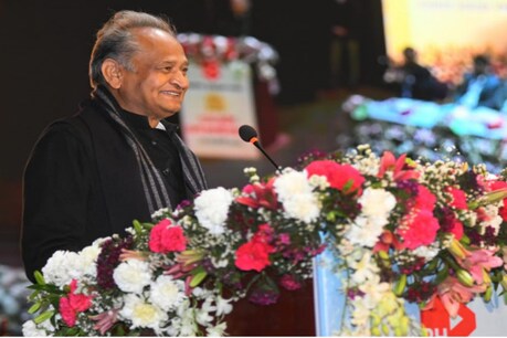गहलोत ने कहा कि वे कह रहे थे भाभीजी पापड़ खाएंगे तो कोरोना नहीं होगा और खुद कोरोना पॉजिटिव हो गए.