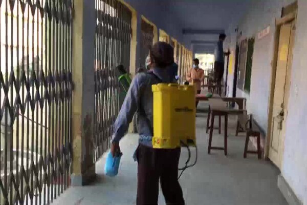 PHOTOS: वोटिंग से पहले सैनिटाइज किए गए पोलिंग बूथ, सैनिटाइजर की भी व्‍यवस्‍था