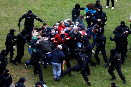 बेलारूस सरकार ने पुलिस को विरोध को किसी भी कीमत पर कुचलने के आदेश दिए हैं. फोटो: AP