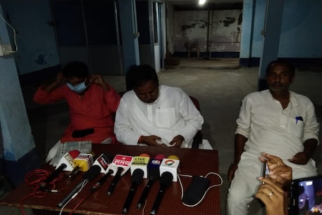 पार्टी कार्यालय में प्रेस कॉन्फ्रेंस कर जेडीयू के कैमूर जिलाध्यक्ष प्रमोद सिंह ने भभुआ विधानसभा सीट से निर्दलीय चुनाव लड़ने का ऐलान किया
