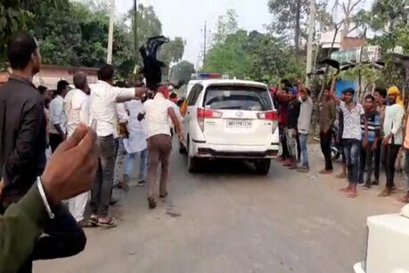 आरा-बड़हरा रोड पर केंद्रीय मंत्री आर.के सिंह के काफिले को भीड़ ने काले झंडे दिखाए और नारेबाजी की