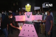 PHOTOS: दिल्‍ली के डॉक्‍टरों ने दशहरा पर 'वेतन चोर रावण' का जलाया पुतला