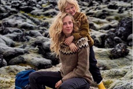 अपने बेटे बेंजामिन के साथ आइसलैंड की एडवेंचर गाइड आंद्रेया (फोटो क्रेडिट- द एटलस ऑफ ब्यूटी, Instagram)
