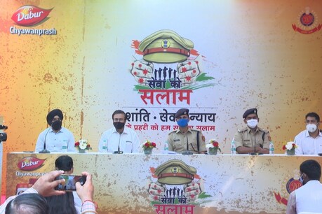 दिल्ली पुलिस के कोरोना योद्धाओं को पीतमपुरा स्थिति डीसीपी कार्यालय में सम्मानित किया गया है.