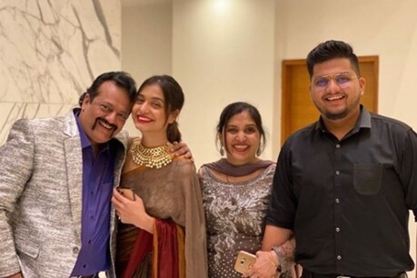 अपने मम्मी-पापा और भाई के साध दिव्या अग्रवाल. फोटो साभार-@divyaagarwal_official/Instagram