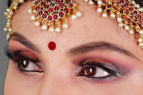 आईलाइनर लगाने के टिप्स जानें (pic credit: pexels/Dads Money Studio)