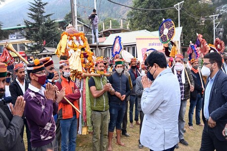 कुल्लू दशहरा में मंत्री गोविंद सिंह ठाकुर.