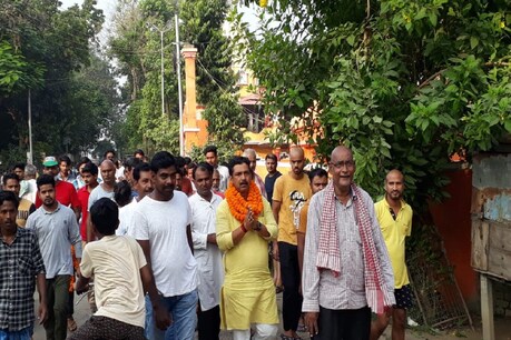 बाढ़ विधानसभा सीट पर एनडीए के प्रत्याशी ज्ञानेंद्र सिंह ज्ञानू चुनाव प्रचार करते हुए.