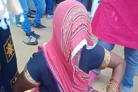 हाथरस प्रशासन की घेराबंदी हटने के बाद पीड़ित परिवार ने मीडिया से बयां किया दर्द (Photo: Video Grab)