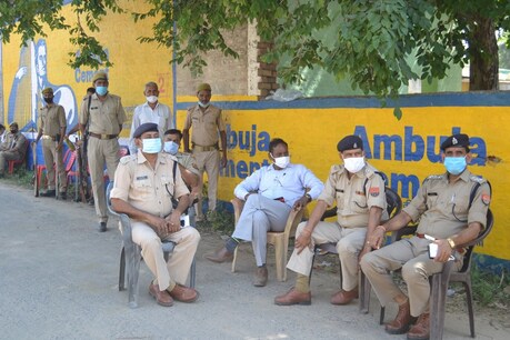 हाथरस में पुलिस ने बैरिकेडिंग हटा दी है. (Photo: News 18)