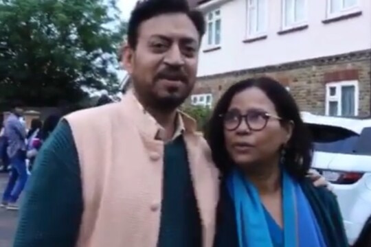 इरफान खान का परिवार
बॉलीवुड के शानदार एक्टर इरफान खान का 29 अप्रैल को लंबी बीमारी के चलते निधन हो गया. उनके इंतकाल की खबर से पूरा बॉलीवुड दुखों के सैलाब में डूब गया. एक्टर के निधन के बाद उनका परिवार भी बेहद दुखों से घिरा हुआ है. ऐसे में जाहिर है, इरफान खान के परिवार के लिए ये दिवाली उतनी रोमांचक नहीं होगी, जितनी की होती थी.