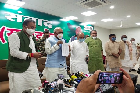 प्रत्याशियों की सूची जारी करते हुए जेडीयू नेता.