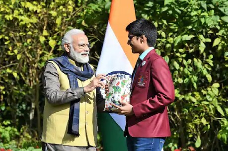 चिराग फलोर (Chirag Falor) ने 396 में से 352 मार्क्स हासिल कर ऑल इंडिया रैंक-1 (AIR-1) पाया है.