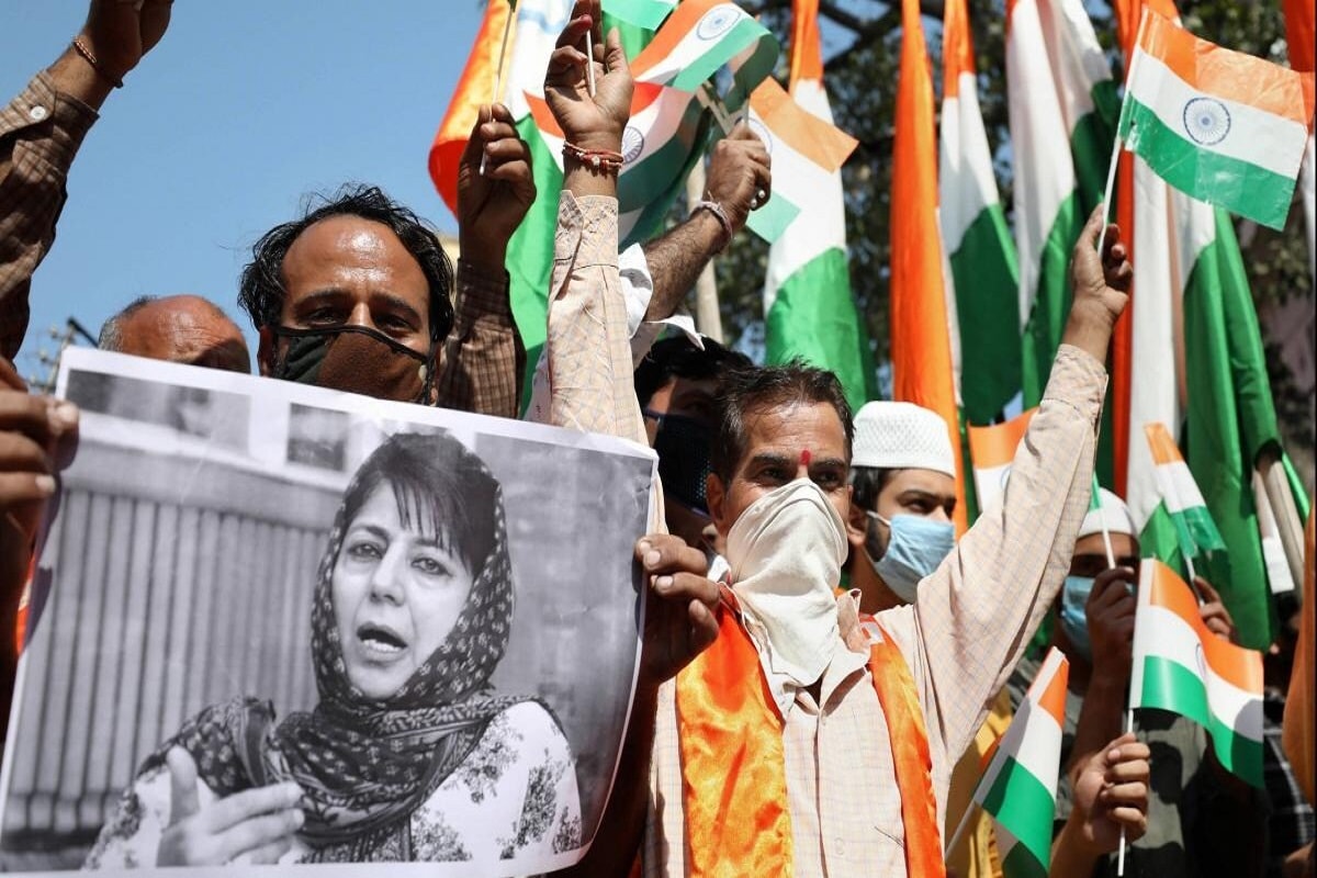 श्रीनगर: महबूबा के बयान पर BJP कार्यकर्ता का हंगामा, जम्मू में PDP दफ्तर पर फहराया तिरंगा, हुई नारेबाजी - News18 हिंदी