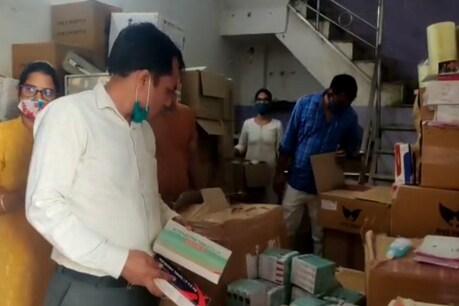 यहां प्रतिबंधित ट्रॉमाडॉल, कोडिंग सिरप और गर्भपात की दवाइयों का बड़ा भंडार मिला है.