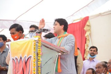 कांग्रेस छोड़कर बीजेपी में आए ज्योतिरादित्या सिंधिया और कमलनाथ के बीच उपचुनावों के प्रचार के दौरान तीखे आरोप-प्रत्यारोप जारी है
