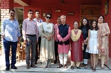 BJP नेता शांता कुमार से मिली कंगना बोली-लोग ये न समझें कि शांता जी उन्हें राजनीति में ला रहे हैं...