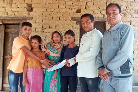 कांगड़ा की महिला बच्चों के साथ गौशाला में रहती है.