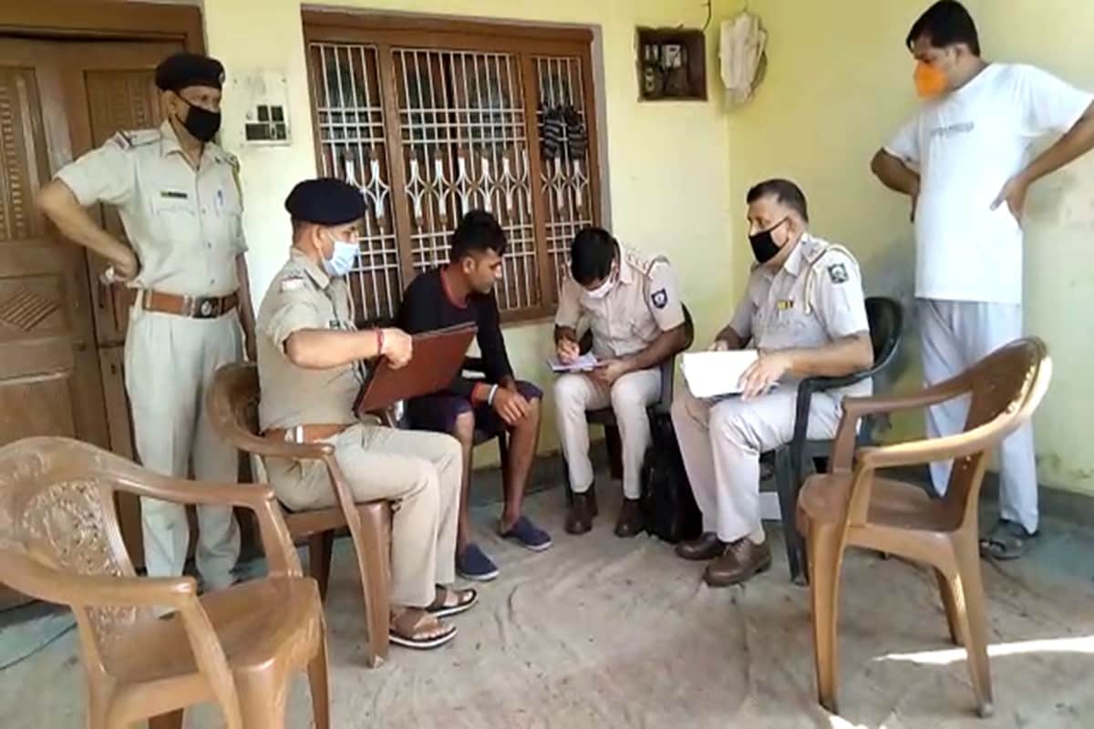 युवक के मर्डर के बाद घर पर पहुंची पुलिस.