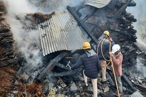 PHOTOS: कुल्लू के लगघाटी के पवनग गांव में मकान में लगी आग, लाखों का नुकसान
