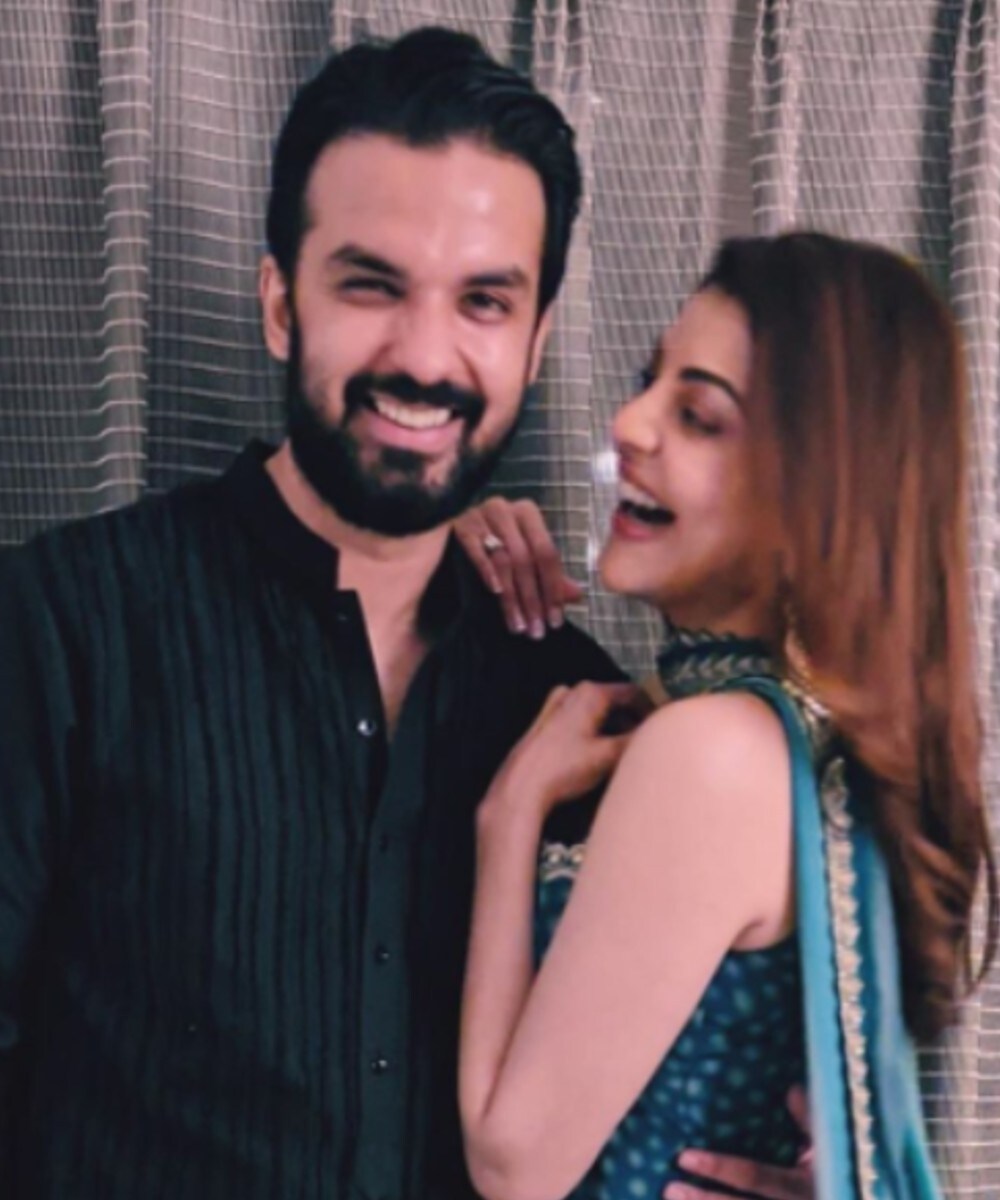 काजल अग्रवाल (Kajal Aggarwal) ने खुद ही अपने फैंस को अपने होने वाले पति गौतम किचलू के दीदार करवाया है. उन्होंने इंस्टाग्राम पर कुछ तस्वीरों को शेयर किया है, जिसमें दोनों हस्ते-मुस्कुराते हुए दिखाई दे रहे हैं. फोटो साभार- @kajalaggarwalofficial/Instagram