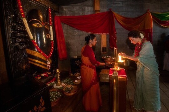 इस तस्वीर में वह आदिशक्ति मां दुर्गा की पूजा अर्चना कर रही हैं. 
